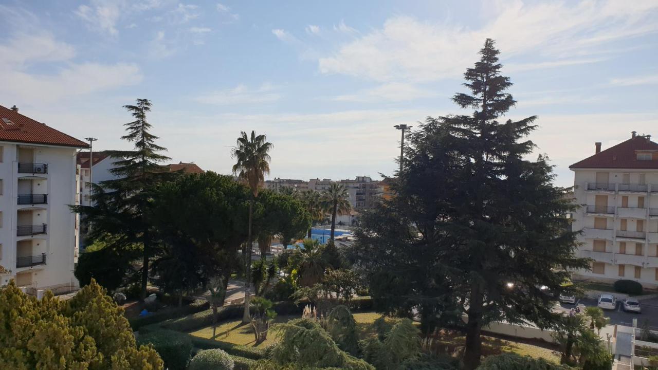 Condominio Ariazzurra S. Bart. サン・バルトロメーオ・アル・マーレ エクステリア 写真