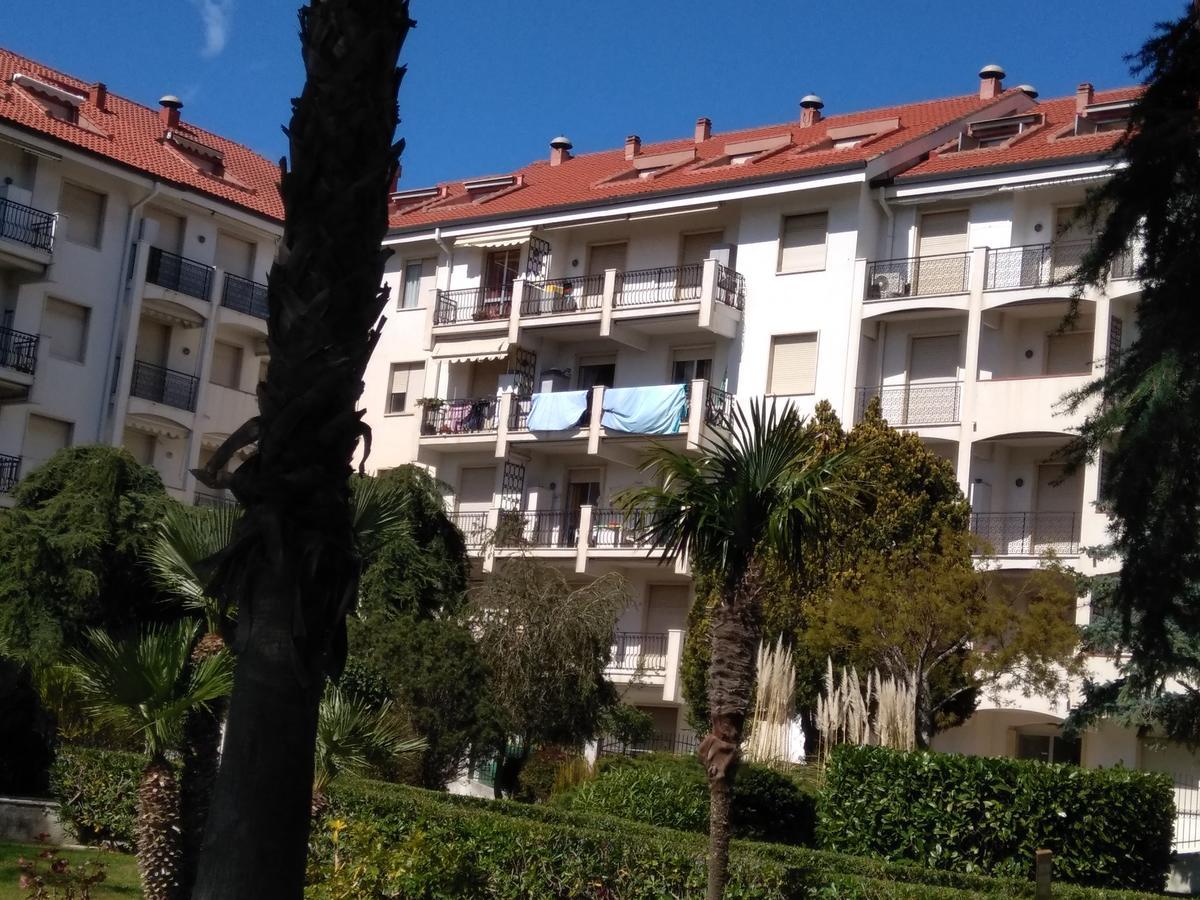Condominio Ariazzurra S. Bart. サン・バルトロメーオ・アル・マーレ エクステリア 写真
