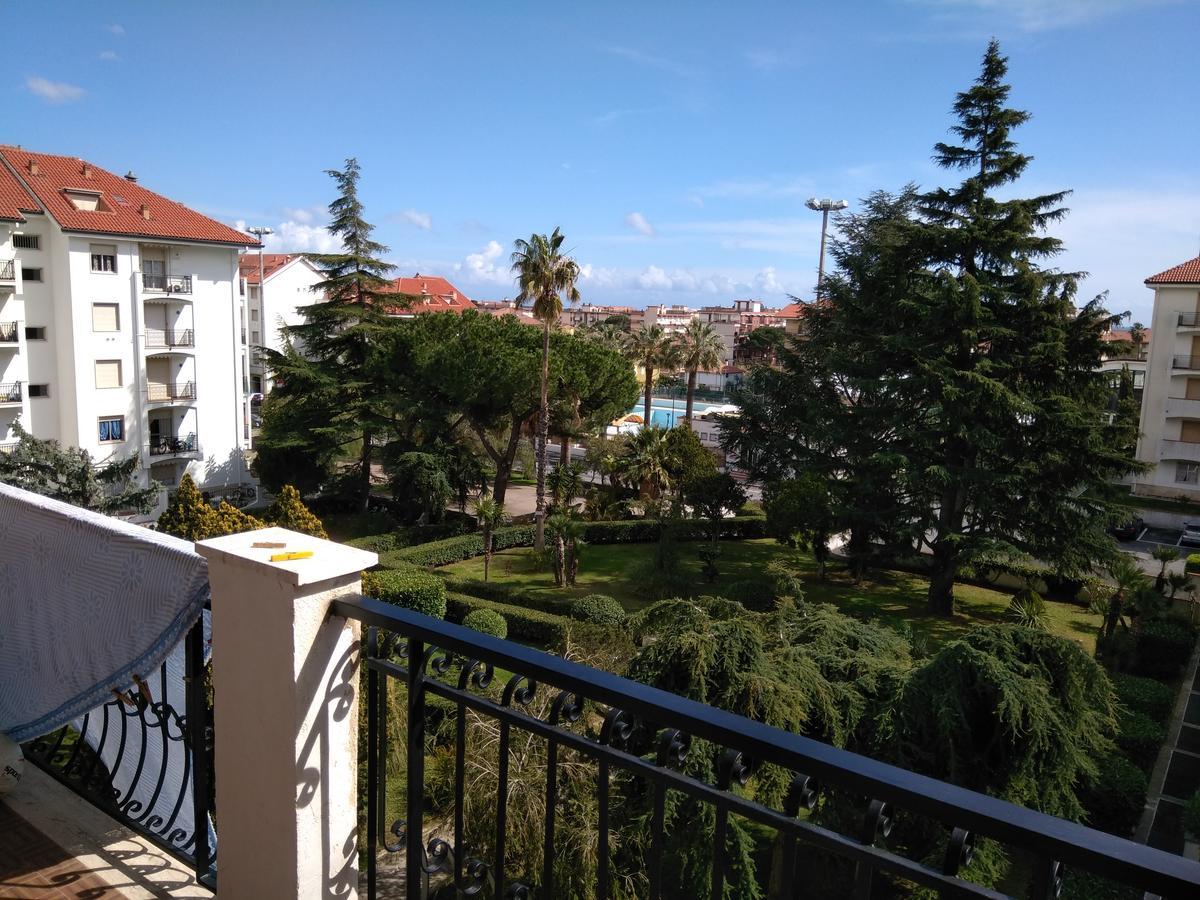 Condominio Ariazzurra S. Bart. サン・バルトロメーオ・アル・マーレ エクステリア 写真
